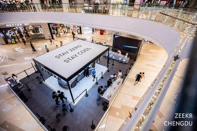 极氪汽车全国巡展-成都龙湖滨江天街-一楼大中庭