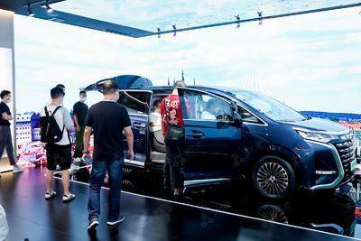 腾势巡展上海站-上海静安嘉里中心