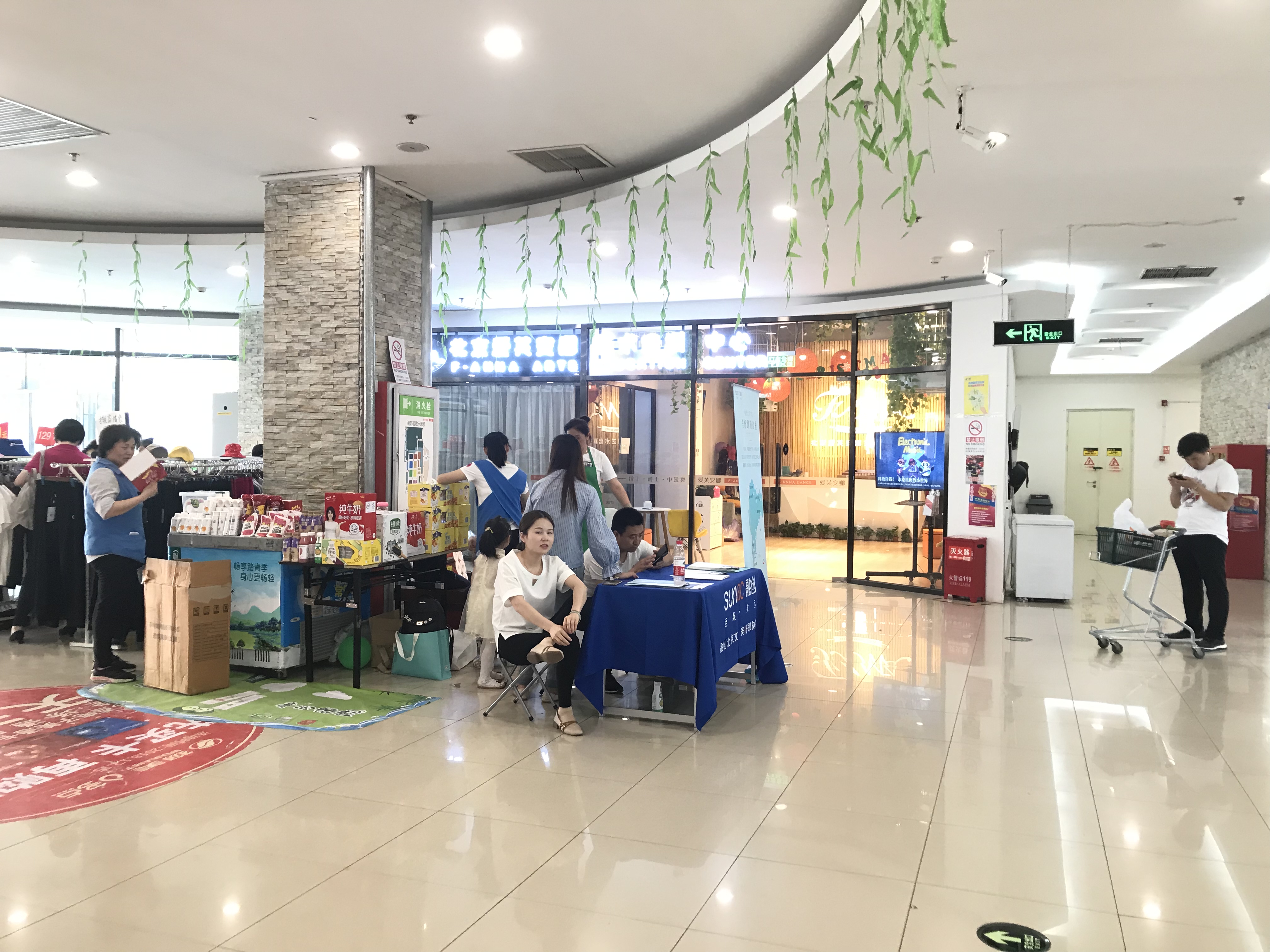 融创房产推广快闪活动-北京物美超市华贸品超市店